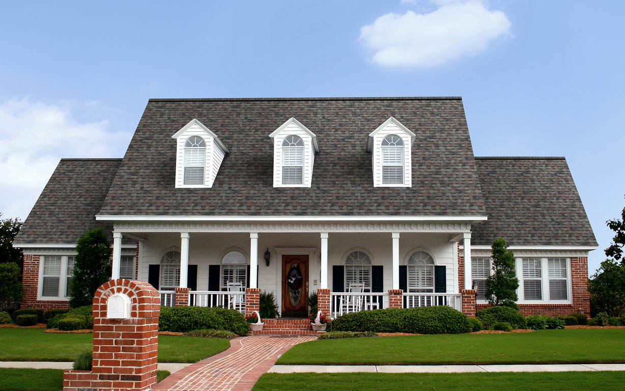 Owens Corning TruDefinition® Duration® Shingles + Designer Colors Colonial Slate House