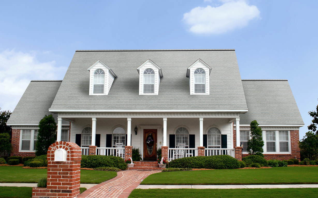 Owens Corning TruDefinition® Duration® Shingles + Designer Colors Shasta White House